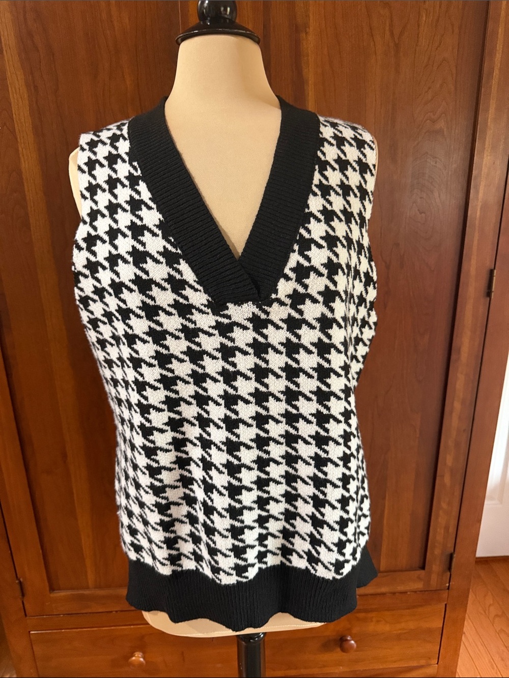 Sleeveless V-Neck Houndstooth Knit Top - Black & White